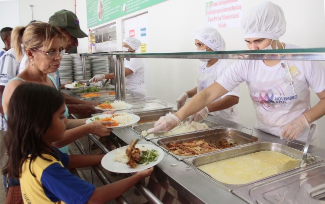 Projeto Rede Prato: beneficia os mais carentes e os pequenos restaurantes com mais de 33 mil refeiÃ§Ãµes