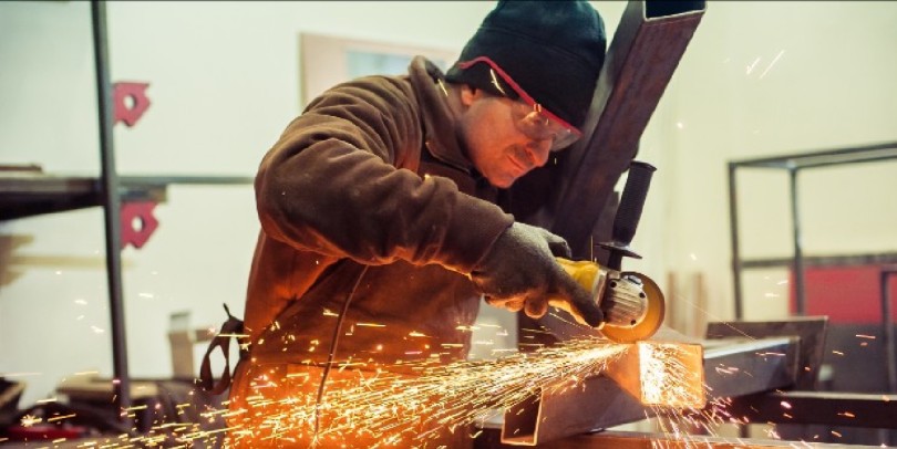 Na economia, tendência é de queda na produção industrial